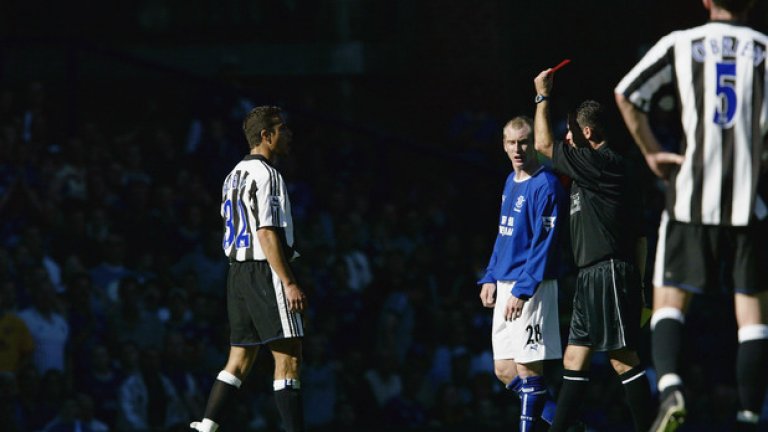 4. Евертън – Нюкасъл 2:2, септември 2003 г. 
10 жълти, два червени картона. Две дузпи, по една и за двата отбора, в края раздели точките. Имаше и още две сериозни претенции. Уейн Рууни пък бе изваден след само 30 минути заради брутално влизане на Оливие Бернар. По-късно Лоран Робер и Гари Нейсмит бяха изгонени.