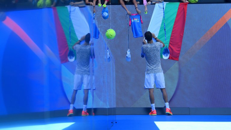 Григор Димитров раздава автографи след победата си във втория кръг на Australian Open 2017