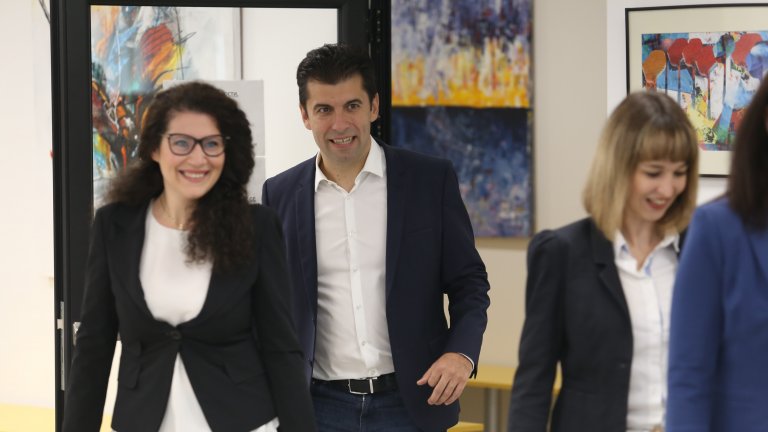 В първоначалния екип министрите са включили 5 души