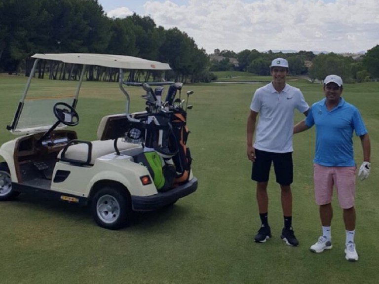 Малкият Карлос с големия Карлос, практикувайки едно от любимите си хобита - голфа