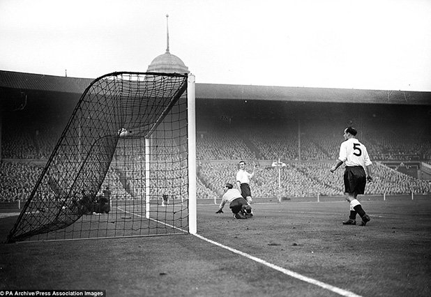 "Уембли" не помни много мачове като този. Фотографията е от победата на Унгария с 6:3 като гост на Англия през 1953-а година. Тук вратарят на домакините Жил Мерик и Уилям Екърсли само изглеждат как топката влиза в мрежата