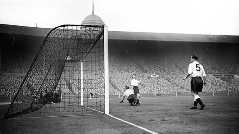 "Уембли" не помни много мачове като този. Фотографията е от победата на Унгария с 6:3 като гост на Англия през 1953-а година. Тук вратарят на домакините Жил Мерик и Уилям Екърсли само изглеждат как топката влиза в мрежата