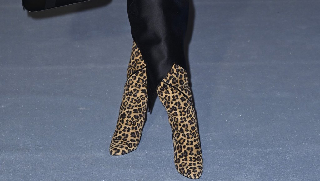 Смели принтове
Според новите тенденции обувките се превръщат в истинска арена за смели принтове. Змийската кожа, леопардовите и зебровите мотиви придават на всеки модел характер и присъствие, независимо дали става дума за ботуши, боти или спортни варианти.