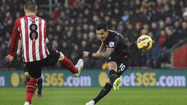 Уникално изпълнение! Филипе Коутиньо от Ливърпул изстреля със страхотна сила и фалц едновременно топката в горната греда и оттам в мрежата на Саутхемптън. И при това при пороен дъжд и изключително мокра топка...