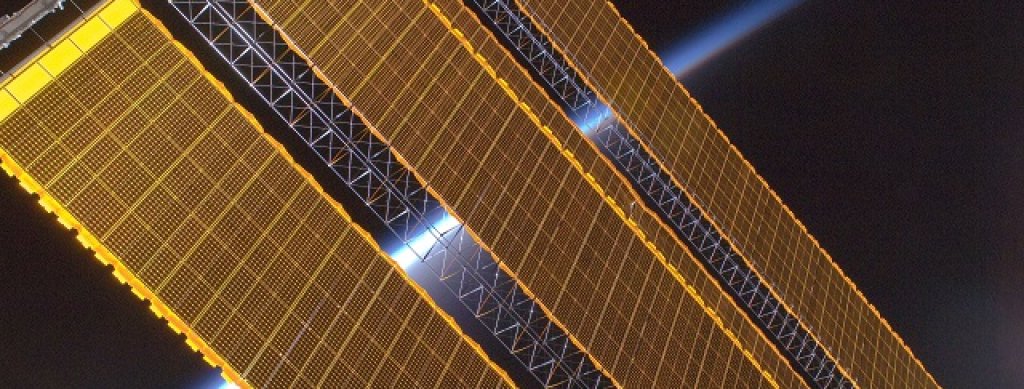 Earth_horizon_and_International_Space_Station_solar_panel_array_(Expedition_17_crew,_August_2008)