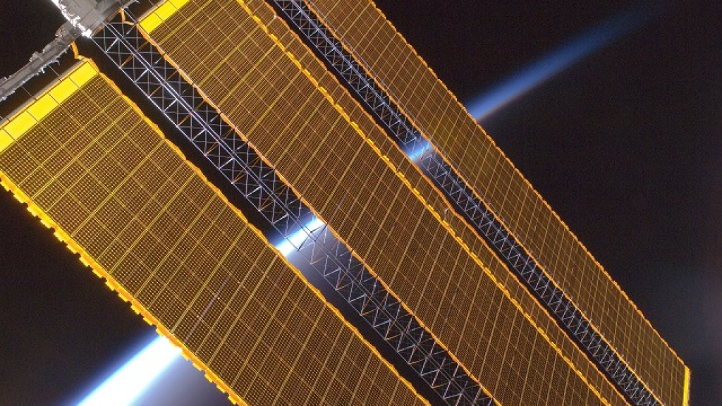 Earth_horizon_and_International_Space_Station_solar_panel_array_(Expedition_17_crew,_August_2008)
