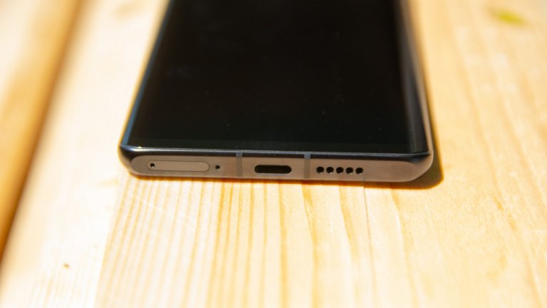 Добра новина е наличието на отвори за говорителя, който при Mate 20 Pro използваше входа за USB C, за да изкарва звука. Сега за това си има отделни отвори и когато тръгнете да зареждате устройството, не се усеща (макар и леко) намаляване на звука. За сметка на това пък при P30 Pro липсва говорител в горната страна и звукът не е стерео, но това е от нещата, които едва ли ще забележите, ако не ги търсите изрично.