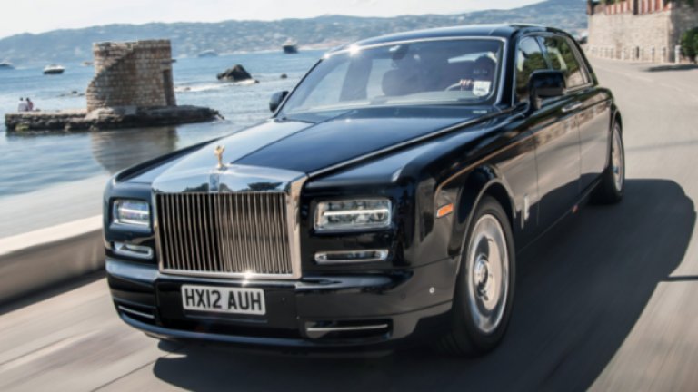 Rolls-Royce Phantom
В случая ни интересува версия с дълга база (Extended Wheelbase), която е с малко над 20 сантиметра по-дълга от нормалния вариант на модела. Допълнителното пространство е отделено изцяло за седящите отзад. Ретро дизайнът се допълва от изключително модерна техника и електроника – автомобилът е оборудван с пет камери, които дават пълен обзор при паркиране и маневриране. Лимузината се задвижва от 6,75-литров V12 двигател с мощност 453 конски сили.
Цена: 298 900 долара