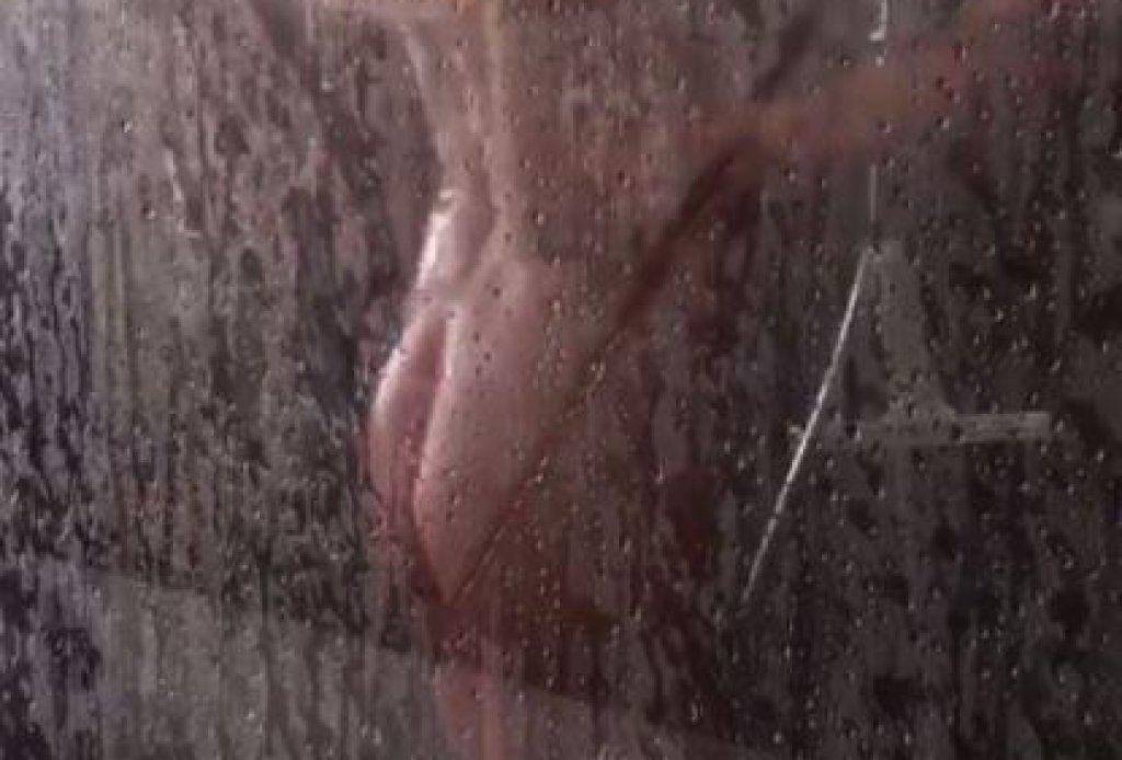 Преди няколко дни пусна видео от банята, на което прави сърце по запотената врата на душ кабината.

