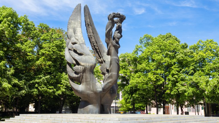 Чакаме нова грандиозна мечта, вместо да изградим функционално общество