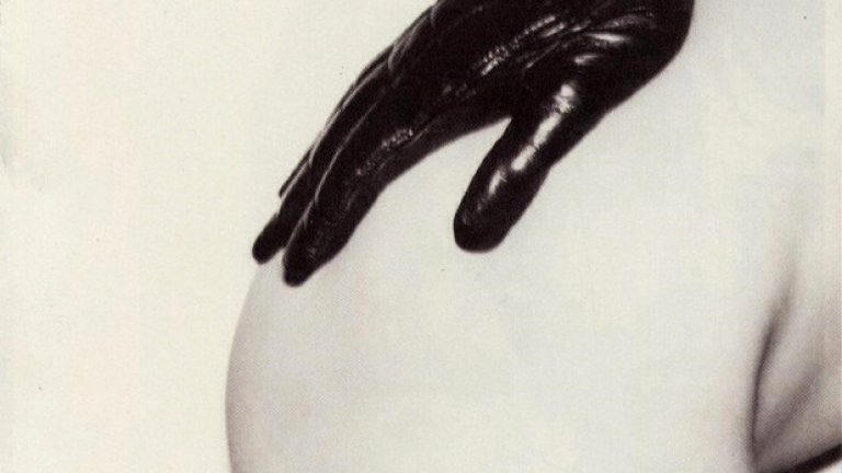 Is This It (2001) 
 
  The Strokes 
 
Когато настъпи Y2K, MTV виджеите и захариновите поп-ентусиасти ни казваха, че рокендролът е мъртъв. Но пък тогава, отникъде, дойде този привидно базов китарен албум, създаден от пет облечени в кожа хипстъри (преди още хипстърите да излязат на мода). Не казваме, че този албум е спасил рока за новото хилядолетие... Всъщност не, казваме го.