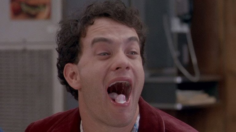 Big / "Голям"
Повече от десет години преди да се впусне в опасната мисия за спасяването на редник Райън, Том Ханкс изгря в ролята на 12-годишно хлапе, което по магически път се превръща във възрастен мъж само за една нощ. Ханкс и преди участва в комедийни филми (да си припомним и "Ергенско парти"), но в Big той наистина разкрива пълния си потенциал и възможности за импровизация.  Неслучайно за ролята тук той получава и първата си номинация за "Оскар".