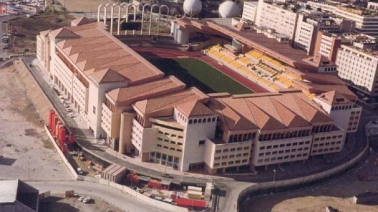 Дни преди откриването през 1985 г., около стадиона все още се виждат последните свидетелства за работата.