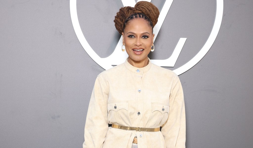 Спортно яке, но подбрано с вкус
Спортните якета с колан на талията тази пролет са толкова комфортни, че лесно можете да ги носите както на разходка в парка, така и на кафе с приятелки. Те съчетават небрежния шик с удобството на любимия анцуг. Резултатът е, че изглеждат едновременно стилно и комфортно.