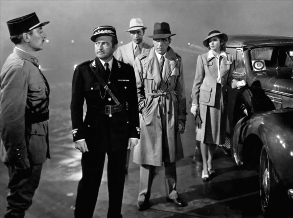 \"Казабланка\" (Casablanca, 1942)
Тази вечна класика на киното вероятно (чукаме на дърво) ще остане завинаги в 1942 г., където й е мястото. От там свети най-силно. И до днес мнозина все още обсъждат на какво се дължи успехът на този филм. Със сиг