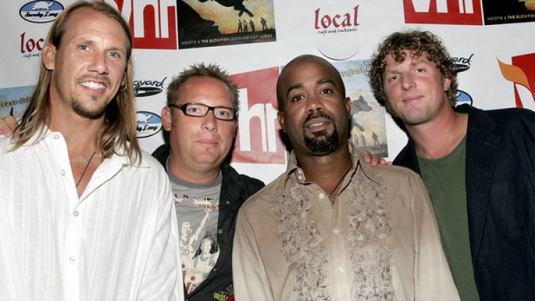 Hootie & the Blowfish
Ако музиката по радиото в началото на 90-те години звучеше абсолютно еднакво, това беше донякъде, защото нонстоп се въртеше само Hootie & The Blowfish. В безличната им музика нямаше нищо, което да заслужава толкова внимание, и имаше само достатъчно мелодичност, за да се превърне тя комфортно във фонов шум, освен когато бумтящият баритонов глас на Дариъс Ръкър се появяваше и се заравяше в мозъка ви като бормашина. 20 години по-късно, вероятно все още може да усетите Ръкър да бръмчи някъде вътре в главата ви.