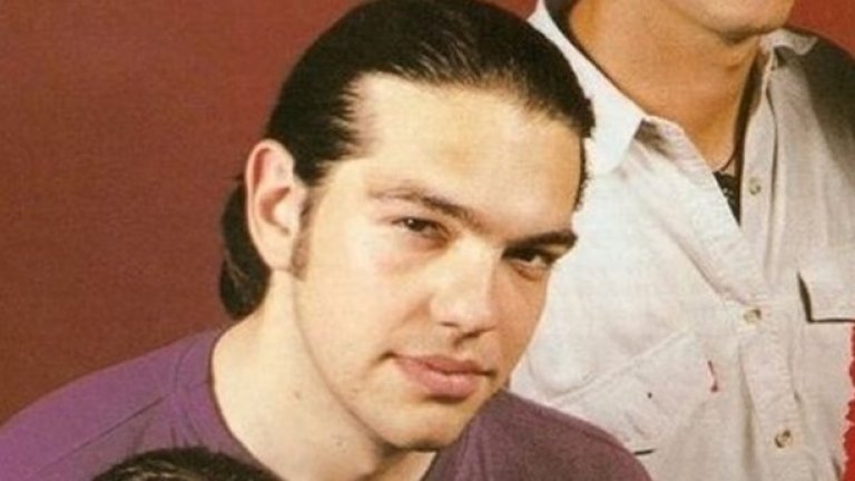 Фен на клуба „Панатинайкос". Обожава вестник Елефтеротипия, Астерикс, футбола и волейбола