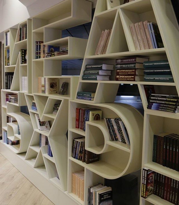 За пръв път в София отвори денонощна книжарница/библиотека. За да я намерите, трябва да влезете в НДК през главния вход и да завиете директно вляво 