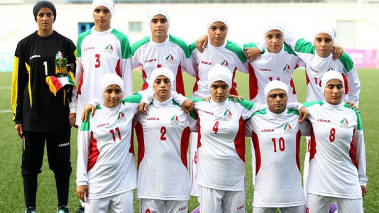 Иранският национален отбор за жени играе с хиджаб, фланелки с дълги ръкави и долнища с дълги крачоли