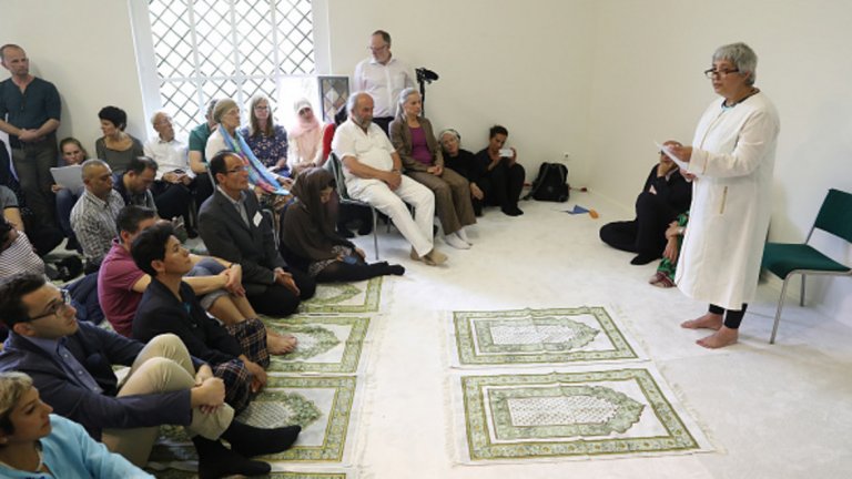 Сейран Атеш е имам в джамията, целта й е глобална реформа на исляма
