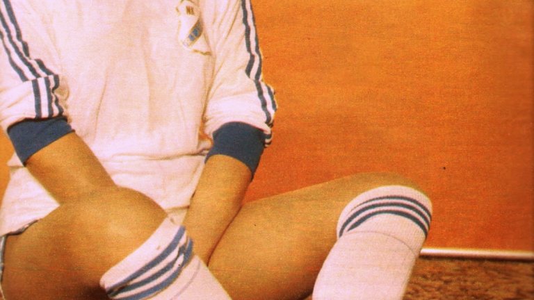 Приятно ми е, аз съм Милка от Риека
Когато националният отбор на Югославия се класира за финалите на Световното първенство през 1974 г., негов талисман става фолк фурията Милка Ленац. Хърватка по корени, певицата е фенка на Риека, а публиката пада в краката й при изпълненията на страхотните парчета като „Среднощен експрес“ и „Заедно“. Балканската лъвица е една от любимките не само на държавния глава Йосип Броз Тито, но и на националния отбор по футбол начело с великия капитан Драган Джаич. Твърди се, че значителна част от играчите са опитали от прелестите й.
