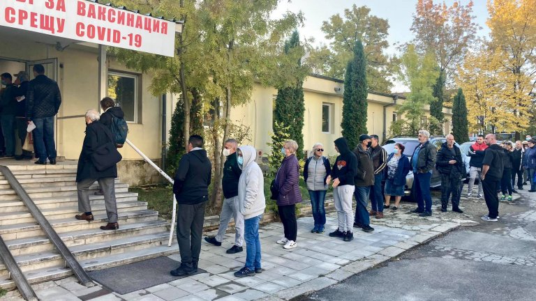 От "Света Анна" съобщават, че от ранната сутрин до 10 часа са ваксинирали поне 50 пациенти
