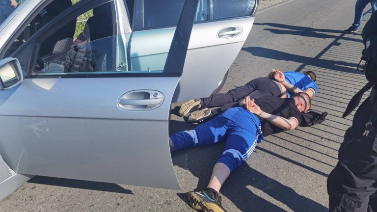 До момента са задържани трима души - двама мъже и една жена