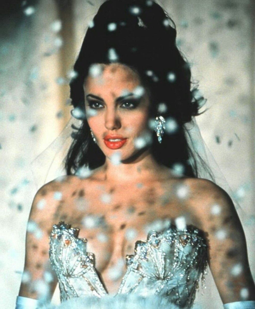 \"Джия\" (Gia, 1998)
Сериалът на HBO разказва историята на моделът Джия Каранджи. Анджелина Джоли влиза в ролята на една от най-търсените манекенки на 80-те години. За кратко време Джия стига от върха до пълния упадък, вследствие на злоупотреба с нар