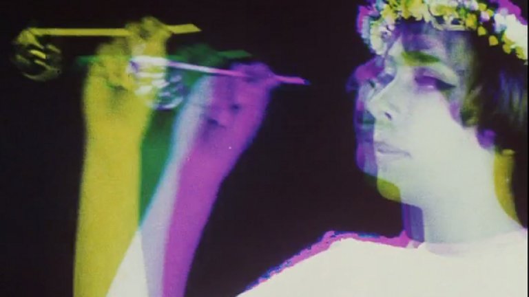 "Маргаритки" (1966), реж. Вера Хитилова
Създаден от първата жена филмов режисьор в Чехословакия по време на Чешката нова вълна, "Маргаритки" е революционен експериментален филм. Без да следва реален сюжет, филмът разказва историята на две палави млади жени, които се забавляват (и създават проблеми, докато го правят).
Вера Хитилова обръща социалните порядки наопаки, докато нейните две героини, и двете наречени Мария (Житка Чернова и Ивана Карбанова) се веселят безгрижно през филма. Те се разхождат по бикини и бельо, създават пиянски хаос в нощен клуб, съсипват пищен банкет и предприемат други подривни постъпки.
Филмът използва различни типове лента, спонтанно навлиза в колаж и се заиграва с медията на самото кино. Забранен за разпространение, филмът представя деструктивната игривост, която чешките власти очевидно са приели за опасна. Има и политически нюанс във филма, с кадри от Втората световна война, вмъкнати сред лудориите на героите. "Маргаритки" вълнува зрителите с пакостливите си героини и психеделични образи и монтаж.