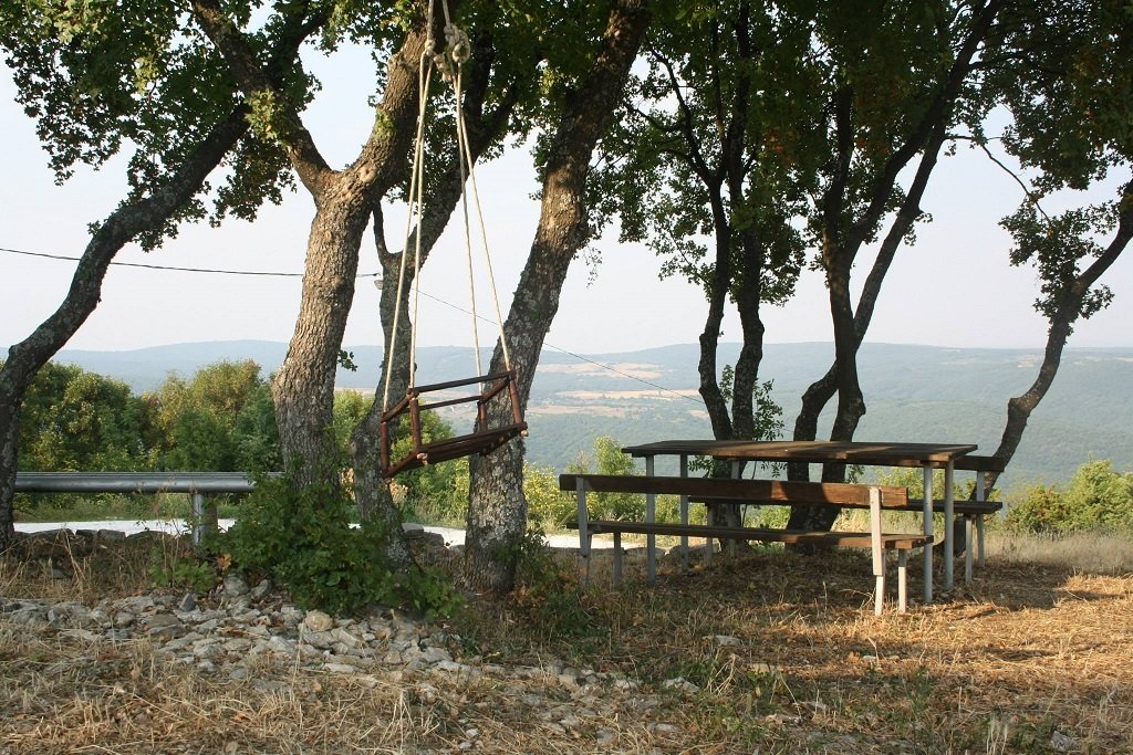 Село Хухла
Рязко сменяме посоката, за да ви пратим почти на границата с южните ни съседки Гърция и Турция. А именно в едно село до Ивайловград с името Хухла (срещно и Хохла - клокочещ извор на старогръцки). Всъщност, ако за някои от вас то е познато, вероятно е заради твърденията за паранормални явления покрай селото и мистериите, които му се приписват.
Местните си спомнят разкази на своите баби и прабаби как от хълма "Свети Илия" излизало огромно светещо кълбо. Или как светещ сноб "влизал" в същия този хълм. Обяснението на уфолозите е, че това е свързано с магнитна аномалия в района, но местните са категорични, че мястото е специално. Битува схващане, че качиш ли се на хълма, всичко се оправя - и болести, и настроение.
Причината за това може и да не е толкова мистериозна - от върха на свещения хълм се открива разкошна гледка към най-близките до границата ни турско и гръцко село. Колко често човек може да надзърне при съседите съвсем законно, без физически да преминава граници? Там ще видите и отдавна пресъхнал кладенец, за който хора от близо и далеч вярват, че е имал лечебна вода. Но най-важното е, че гледката, в съчетание с чистия въздух, със сигурност ще ви заредят и ще подобрят настроението.