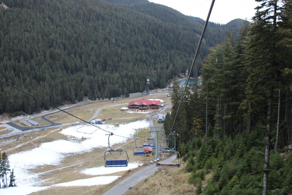 С малко сняг и по-високи цени: Банско открива новия ски-сезон (снимки)