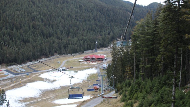 С малко сняг и по-високи цени: Банско открива новия ски-сезон (снимки)