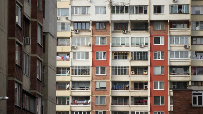 Детето, което е паднало е прозореца на жилищен блок, е с опасност за живота