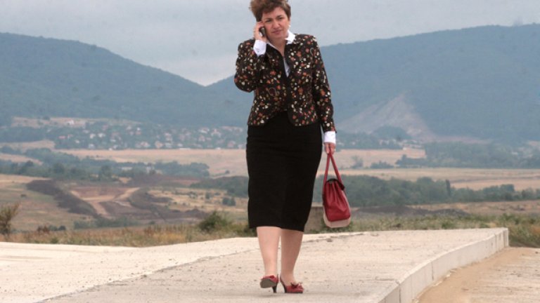 През краткото си време като министър без портфейл в кабинета Станишев Меглена Плугчиева се опита да въдвори ред в строежа на "Люлин" - безуспешно