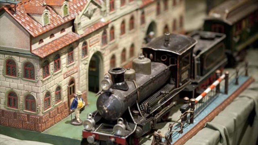 111125113557_miniature-train-sothebys-new-york-city