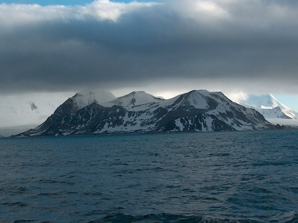 Veleka_Ridge,_Livingston_Island,_Antarctica_(southwest_view)