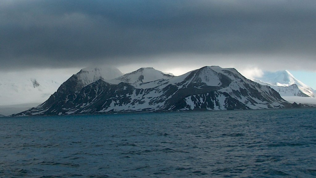 Veleka_Ridge,_Livingston_Island,_Antarctica_(southwest_view)