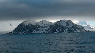 Veleka_Ridge,_Livingston_Island,_Antarctica_(southwest_view)