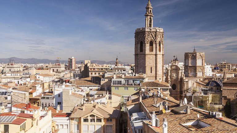 Валенсия, този красив крайбрежен испански град в момента изживява бум в туризма, което потвърждава неговото очарование. Наемите не са високи, храната е страхотна, както и слънчевите плажове.