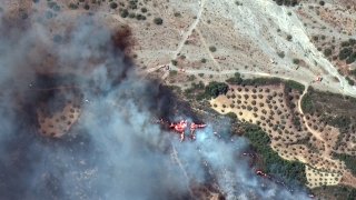 Пожарите в Гърция: Самолет се разби, докато гасеше огъня