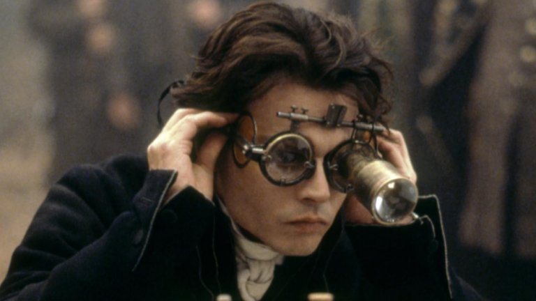 “Слийпи Холоу” 
Къде да гледате: в Apple TV+
Почти всеки филм на Тим Бъртън е в съзвучие с есенния сезон, но “Слийпи Холоу” носи и хелоуински елементи. Историята се развива в малко градче, което е тероризирано от зловещ конник без глава. За да разплете мистерията, в града пристига детектив Икаборд Крейн, който е решен да стигне до дъното на загадката.