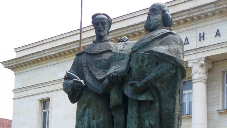 Като се замислим, е празник на действието. Но на просветеното действие