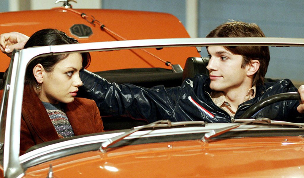 А първата им целувка се осъществява по време на снимките на сериала \"That 70s Show\"
