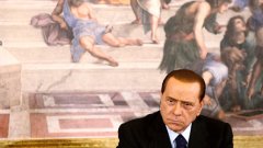 Политиката в Италия осиротя, когато шегобиецът Берлускони подаде оставка
