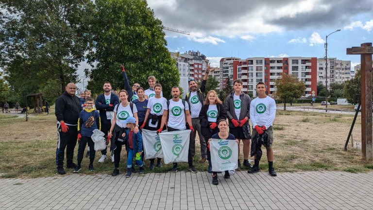 Доброволци от екипа на Yettel