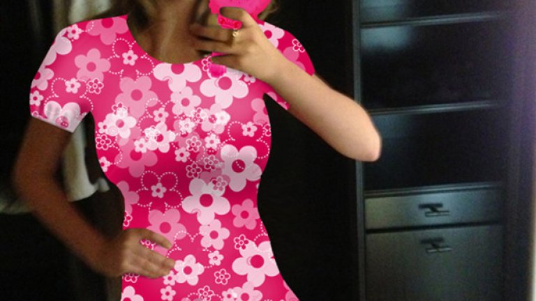 Кейт Ъптън е сред звездите, които се оказаха голи в интернет. Не е ясно дали розовата рокля би й харесала, но със сигурност е по-малко притеснителна от изтеклите голи селфита.