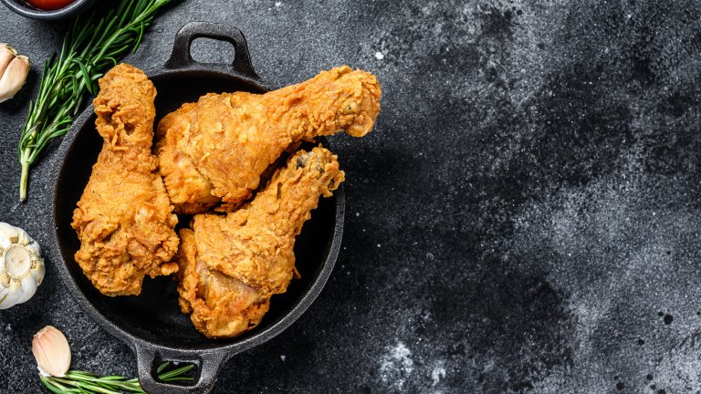 Пържено пилеВредно ли е? Да. Но също така е много вкусно и можем да си го позволим от време на време. Пилешко по избор - крилца, бутчета или гърди - се накисва в литър студено мляко с две-три лъжици ябълков оцет. Оставяме да се маринова, по възможност три-четири часа, но най-добре - за цяла нощ.
След това смесваме равни части царевично и пшенично брашно, овалваме пилешките парчета в сместа и пържим в силно загрято олио. Отцеждаме на кухненска хартия и сервираме пилешкото топло.