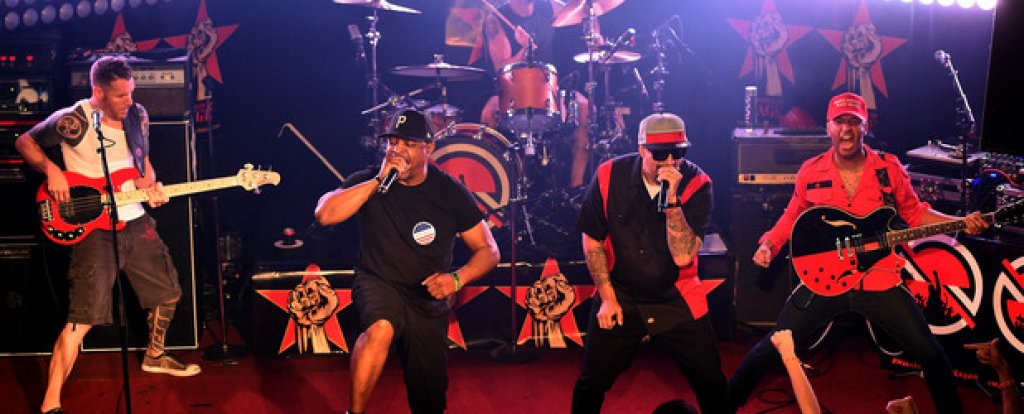 Супергрупата Prophets of Rage по време на първия им концерт, състоял се във вторник. Благодарение на Yondr публиката нямаше възможност да снима с телефоните си