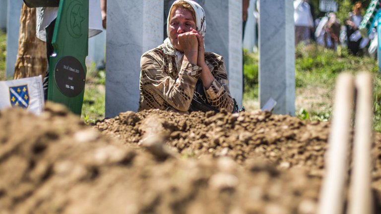 Роднините на безследно изчезналите жертви от Сребреница се надяват, че ще намерят поне част от останките им, така че най-накрая да могат да ги погребат
