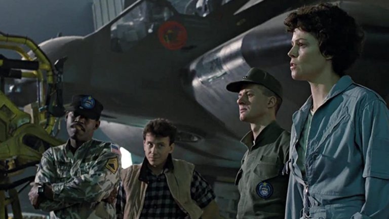Aliens / ”Пришълците”

Ако имаше Зала на славата за научнофантастични филми, то Джеймс Камерън със сигурност трябва да бъде първият приет там като един от най-великите режисьори и сценаристи на научна фантастика. И то до средата на 80-те все още само загрява! 

Той поема кормилото на “Пришълците”, като повече от успешно надгражда работата на първия филм от поредицата, режисиран от Ридли Скот, и създава един много по-голям свят около ужасяващите ксеноморфи. 

Тук историята продължава като главната героиня Елън Рипли трябва да се завърне в човешка колония на чужда планета, която е била нападната от извънземните.